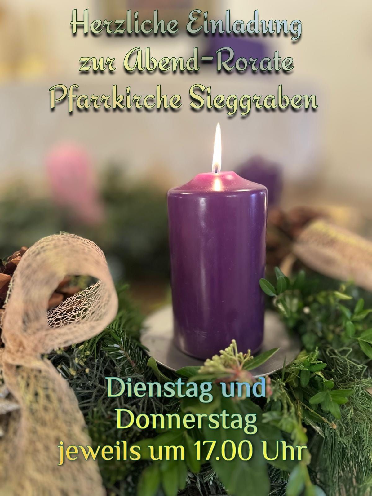 Eine lila Kerze brennt auf einem Teller, umgeben von Grün. Unten stehen die Worte 'Dienstag und Donnerstag' auf Deutsch.