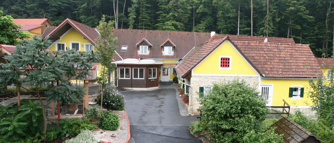 Bild enthält, Outdoors, Architecture, Building, Housing, House, Driveway, Aerial View, Nature