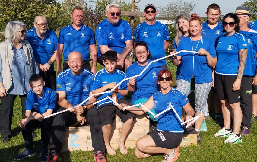 Bild enthält, People, Person, Grass, Park, Portrait, Groupshot, Adult, Male, Man, Woman