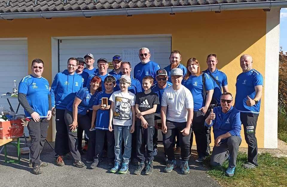 Bild enthält, People, Person, Team, Groupshot, Pants, Baseball Cap, Adult, Male, Man, Woman