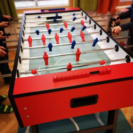 Bild enthält, Device, Screwdriver, Tool, Furniture, Game