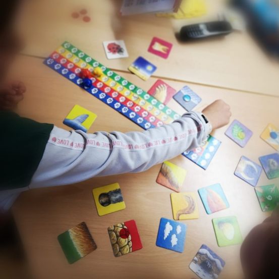 Bild enthält, Number, Symbol, Text, Boy, Child, Male, Person, Tape