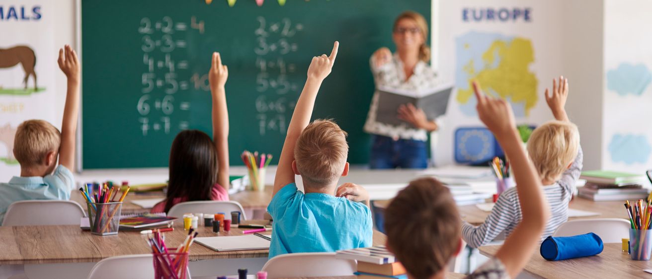 Bild enthält, Person, Student, Boy, Child, Male, Female, Girl, Face, Head, Handbag