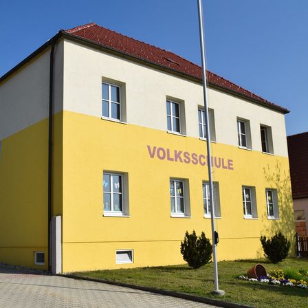 Bild enthält, Building, Office Building, Monastery, City, Hotel, Neighborhood, Urban, Grass, Plant, School