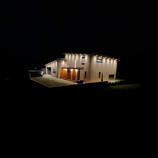 Bild enthält, Lighting, Building, Outdoors, Shelter, House, Housing, Villa, Nature, Night, Waterfront