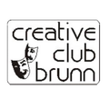Ein quadratisches Logo mit schwarzem Text 'creative club brunn'. Es enthält zwei Theatermasken, eine über der anderen.