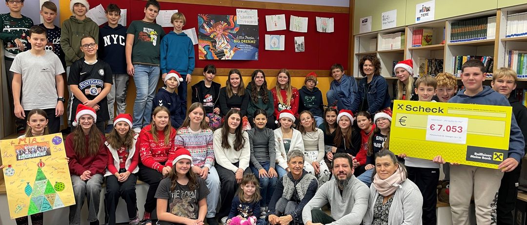 Bild enthält, Adult, Female, Person, Woman, Groupshot, Male, Man, School, Shoe, Classroom