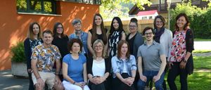 Bild enthält, People, Person, Groupshot, Pants, Blouse, Jeans, Female, Girl, Teen, Woman