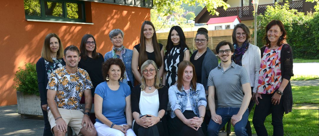 Bild enthält, People, Person, Groupshot, Pants, Blouse, Jeans, Female, Girl, Teen, Woman
