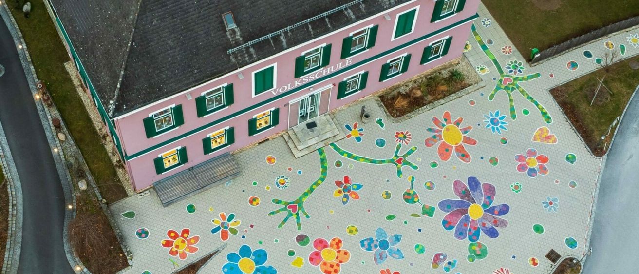 Bild enthält, Outdoors, City, Road, Urban, Building, Housing, Aerial View, Downtown, House, Driveway