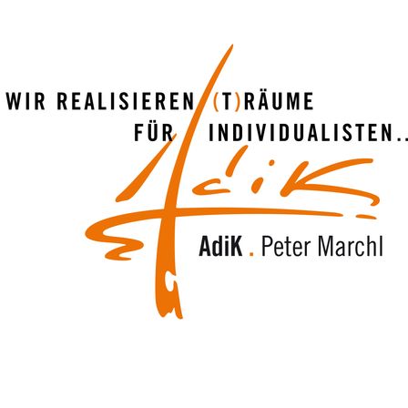 Das Logo von Adik Peter Marchl zeigt ein orangefarbenes Symbol mit dem Text 'Wir realisieren Traume fur Individualisten'. Der Text ist in Deutsch und bedeutet 'Wir verwirklichen Träume für Individualisten'.