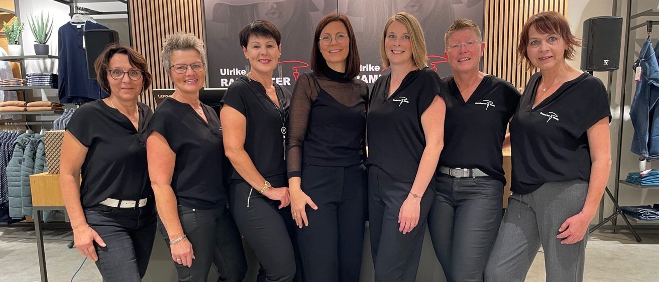 Bild enthält, Groupshot, Person, Adult, Female, Woman, Male, Man, Face, Shoe, Jeans