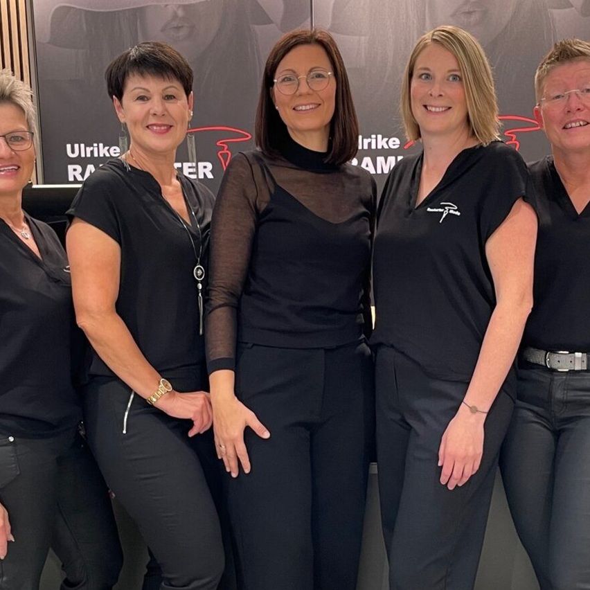 Bild enthält, Groupshot, Person, Adult, Female, Woman, Male, Man, Face, Shoe, Jeans