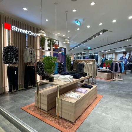 Bild enthält, Building, Shop, Shopping Mall, Indoors, Person, Plant, Market, Grocery Store, Supermarket, Coat