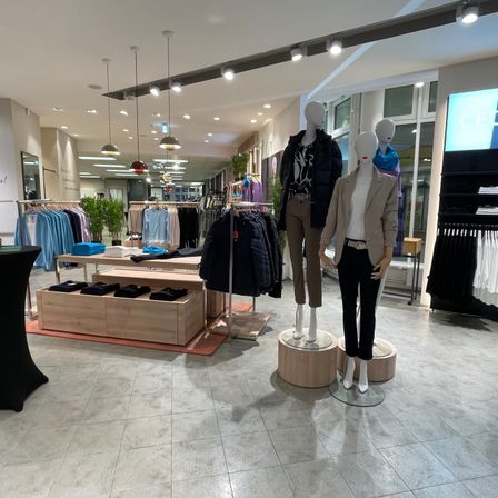 Bild enthält, Building, Coat, Adult, Female, Person, Woman, Mannequin, Jeans, Face, Plant