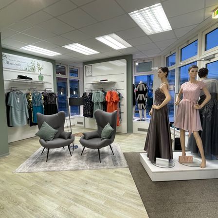 Bild enthält, Adult, Female, Person, Woman, Building, Chair, Indoors, Mannequin, Coat, Face