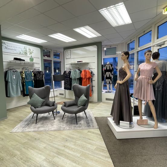 Bild enthält, Adult, Female, Person, Woman, Building, Chair, Indoors, Mannequin, Coat, Face