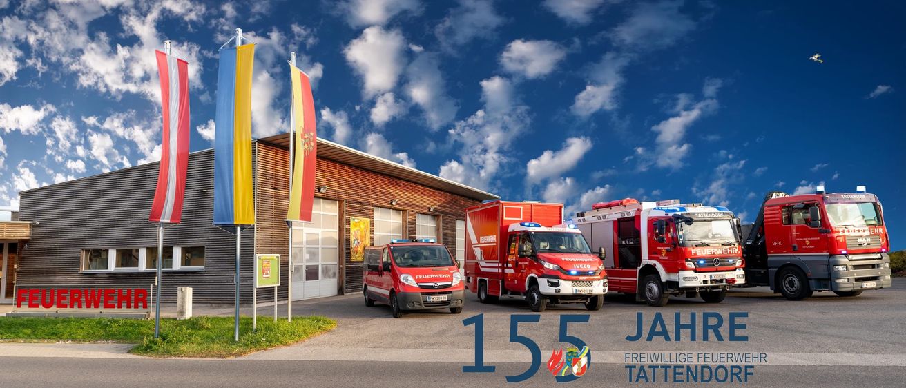 Ein Feuerwehrhaus mit zwei roten Notfallfahrzeugen davor und der Nummer 155 prominent angezeigt.