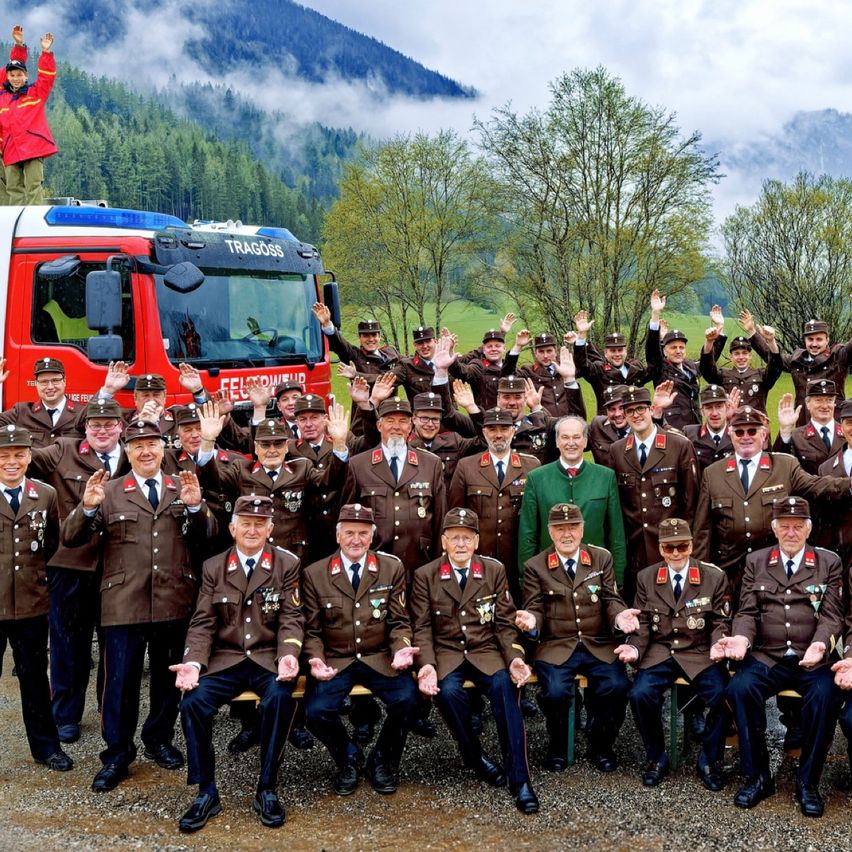 Bild enthält, People, Person, Adult, Male, Man, Transportation, Vehicle, Fire Truck, Truck, Car