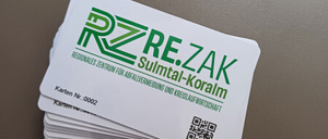 Bild enthält, Text, Paper, QR Code, Business Card