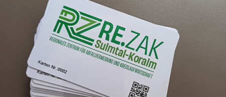 Bild enthält, Text, Paper, QR Code, Business Card