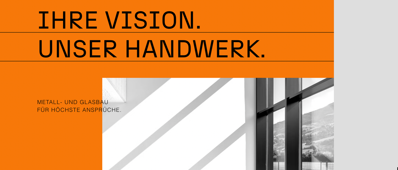 Ein orangefarbener Banner mit dem Text 'Vision' und 'Handwerk'. Darunter ein monochromes Bild eines Gebäudes mit Reflexionen und Schatten auf weißem Hintergrund.