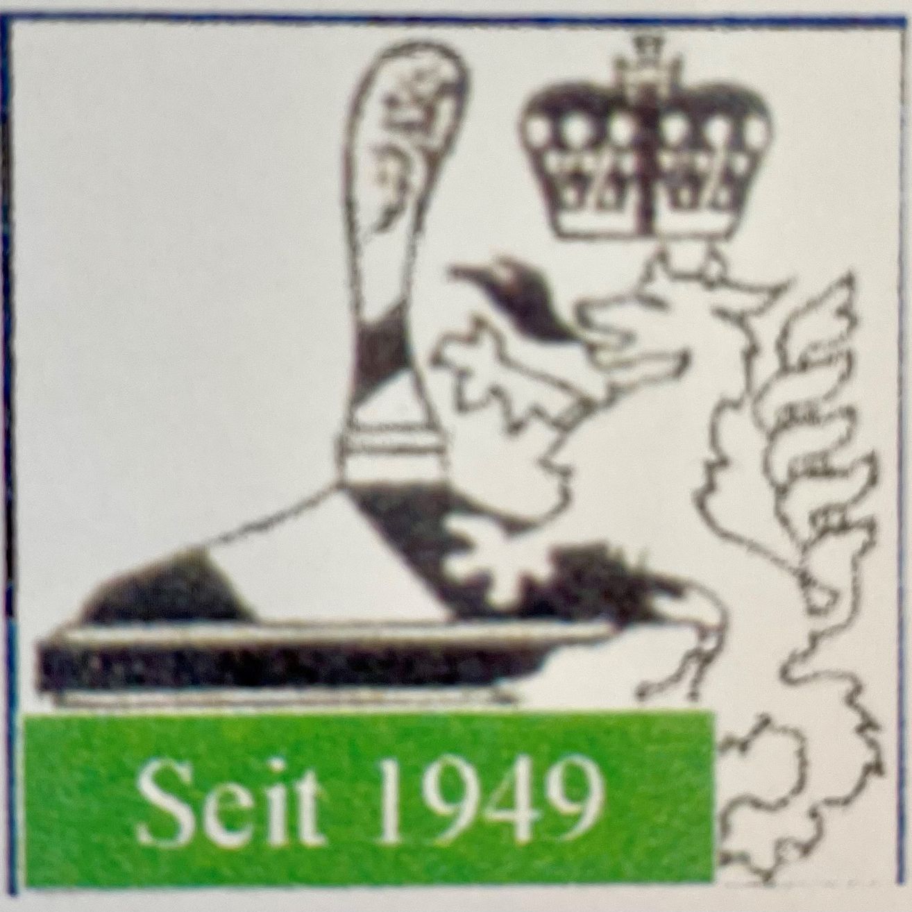 Ein Logo zeigt einen stilisierten Stiefel mit einer Krone darüber und einem Löwen zur Seite, mit 'Seit 1949' darunter.