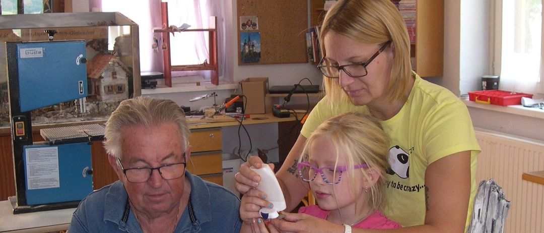 Bild enthält, Wood, Plywood, Hardwood, Wristwatch, Glasses, Adult, Female, Person, Woman, Man