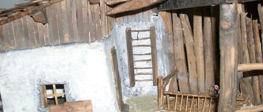 Bild enthält, Countryside, Hut, Nature, Outdoors, Rural, Wood, Shelter, Shack, Housing, Bench