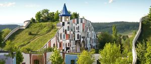 Bild enthält, Grass, Plant, Architecture, Building, House, Housing, Villa, Outdoors, Nature, Scenery