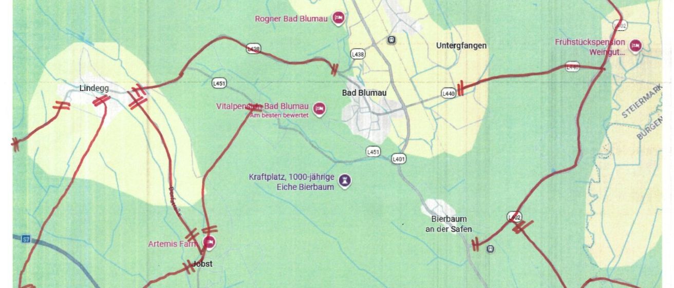 Eine Karte zeigt eine Region mit rot markierten Straßen. Orte wie Rogner Bad Blumau, Bad Blumau und Bierbaum an der Safen sind hervorgehoben. Die Karte enthält Streckennummern wie L451 und L401.
