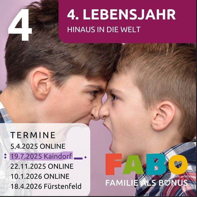 Ein Poster mit zwei Jungen, die sich gegenüberstehen. Der Junge auf der linken Seite hat einen ernsten Ausdruck, während der Junge auf der rechten Seite schreit. Das Poster zeigt '4. LEBENSWEJAHR' und 'Hinaus in die Welt'. Unten auf dem Poster sind die Daten und Orte für verschiedene Veranstaltungen aufgeführt.