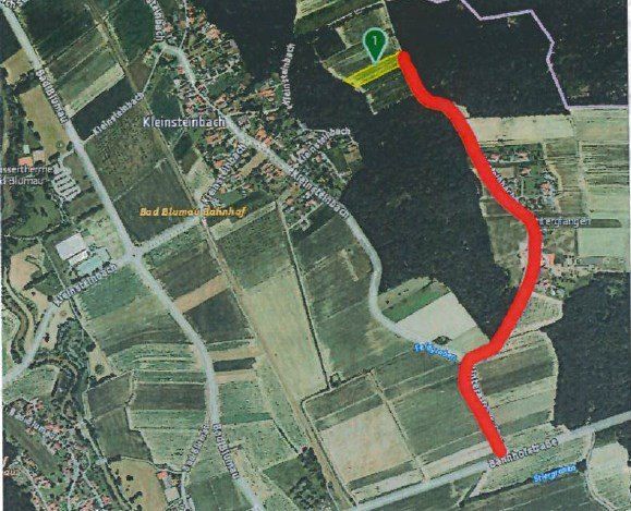 Eine Karte zeigt eine Luftaufnahme von Kleinsteinbach, mit einer roten Linie, die eine Route anzeigt, und grünen Markierungen, die Orte wie Bad Blumau Bahnhof und andere nahegelegene Gebiete hervorheben.