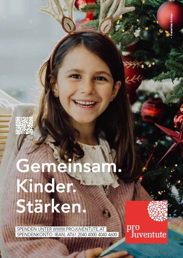 Ein lächelndes junges Mädchen mit Rehkopfbehang posiert vor einem Weihnachtsbaum. Das Bild fördert die gemeinsame Stärkung von Kindern, mit einem Aufruf zum Spenden unter www.projuventute.at. IBAN: AT61 2040 4000 4040 4600.
