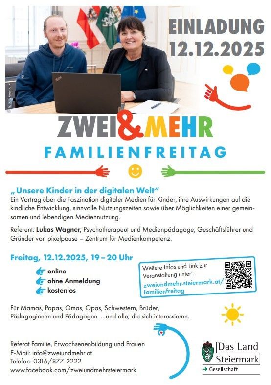 Ein Plakat zeigt zwei Personen vor einem Hintergrund mit Fahnen. Es steht 'Einladung 12.12.2025'. Darunter ist 'Zwei & Mehr Familienfreitag' zu sehen. Das Plakat enthält einen QR-Code und einen Link zur Online-Anmeldung. Die Veranstaltung dreht sich um Kinder in der digitalen Welt.