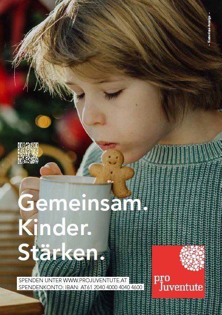 Ein Kind trinkt aus einer Tasse und hält einen Lebkuchenmann in der Hand, gekleidet in einem grünen Pullover. Das Bild zeigt ein Pro Juvenute-Logo und Spendeninformationen.