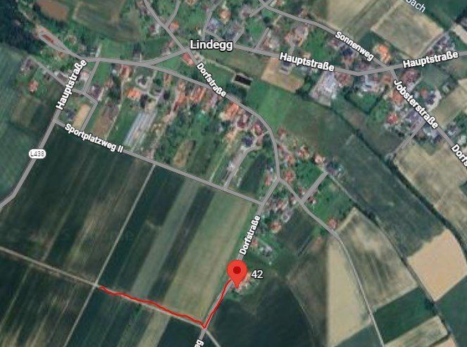 Luftaufnahme einer Kleinstadt mit Straßen namens Dorrstraße, Hauptstraße und Lindengg. Eine Route ist rot markiert.