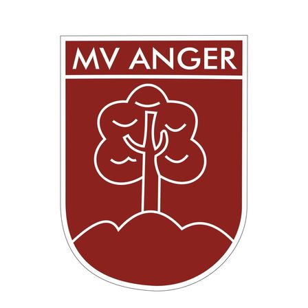 Ein kastanienbrauner Schild mit einem weißen Baum darauf, mit dem Text 'MV ANGER' über dem Baum.