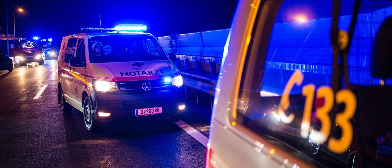 Bild enthält, Car, Transportation, Vehicle, Machine, Spoke, Road, Wheel, Alloy Wheel, Person, License Plate