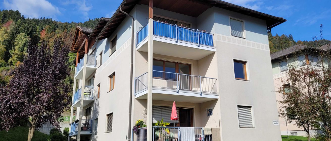 Bild enthält, City, High Rise, Urban, Apartment Building, Condo, Housing, Villa, Grass, Plant, Person