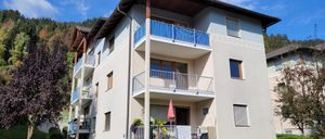 Bild enthält, City, High Rise, Urban, Apartment Building, Condo, Housing, Villa, Grass, Plant, Person