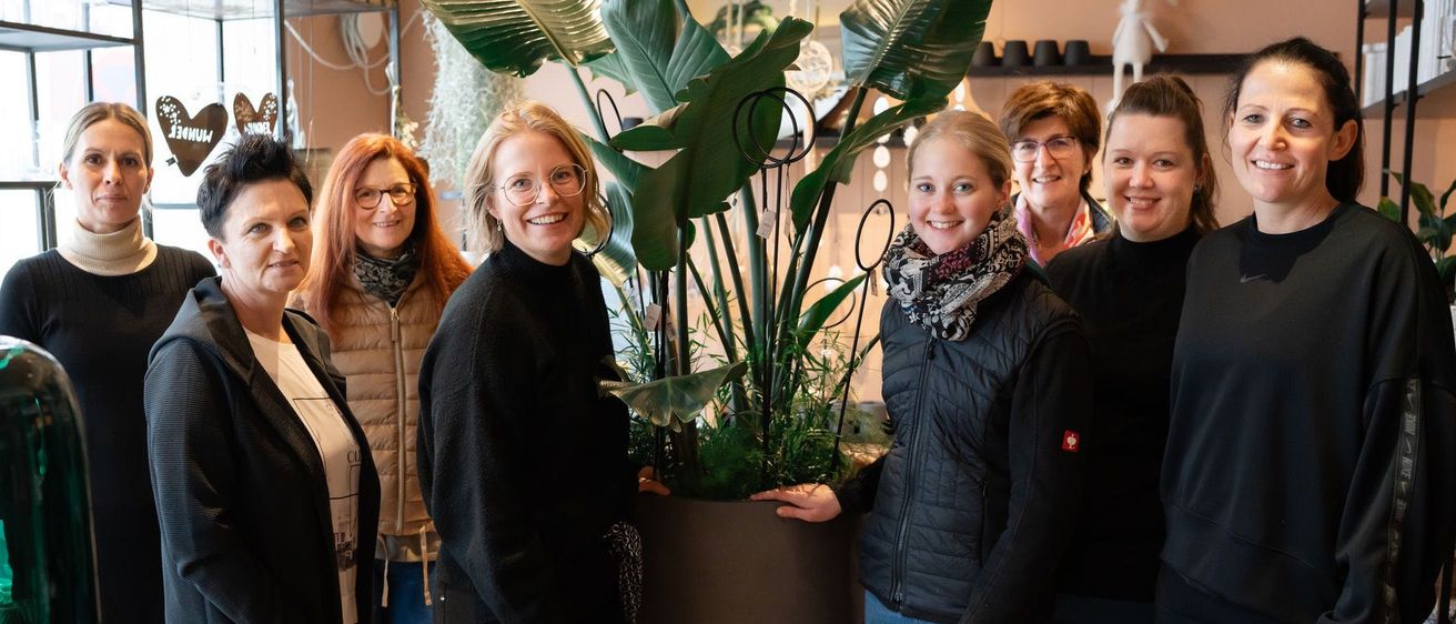 Bild enthält, Potted Plant, Groupshot, Person, Pants, People, Adult, Female, Woman, Coat, Jeans