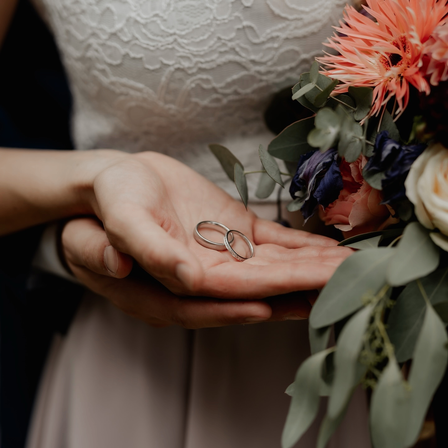 Bild enthält, Finger, Hand, Person, Flower, Flower Arrangement, Flower Bouquet, Rose, Accessories, Jewelry, Ring