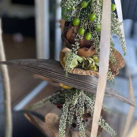 Bild enthält, Plant, Flower, Flower Arrangement, Wood, Christmas, Christmas Decorations, Festival