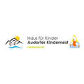 Das Logo für Haus für Kinder Audopfer Kindernest Oberaudorf zeigt eine Sonne, Berge und eine Mutter mit einem Kind.