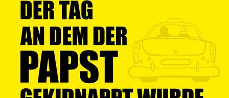 Ein gelbes Plakat bewirbt eine Komödie von João Bethencourt mit dem Titel 'Der Tag, an dem der Papst entführt wurde'. Es enthält eine Auto-Illustration und einen Zeitplan für Aufführungen an verschiedenen Terminen und Uhrzeiten.