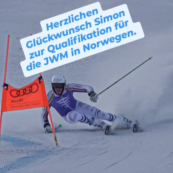 Ein Skifahrer gleitet den Schneehang hinunter. Über ihm steht 'Herzlichen Glückwunsch Simon zur Qualifikation für die JWM in Norwegen'.