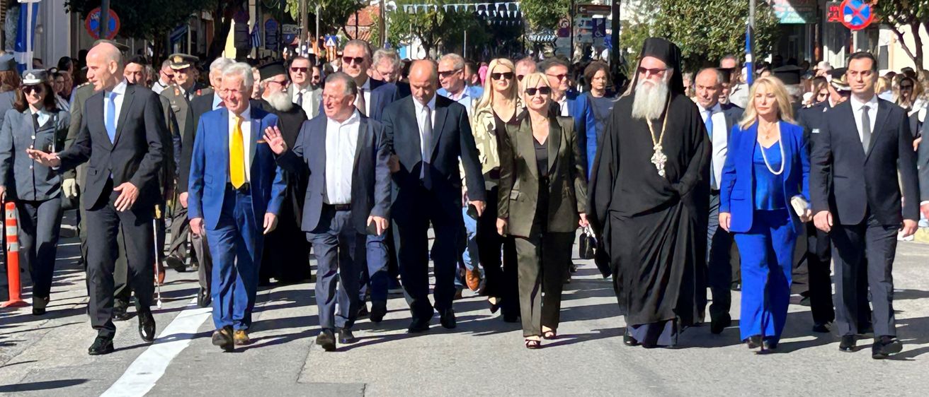 Bild enthält, People, Person, Walking, Formal Wear, Suit, Adult, Male, Man, Female, Woman