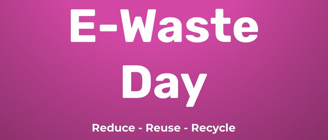 Eine Illustration mit lila Hintergrund hebt den E-Waste Day hervor. Sie zeigt einen Mülleimer voller kaputter elektronischer Geräte, einschließlich Tastaturen und Monitore. Im Hintergrund sind Gebäude zu sehen, und ein Recycling-Symbol ist sichtbar. Der Text lautet 'E-Waste Day', mit dem Untertitel 'Reduktion - Wiederverwendung - Recycling'.