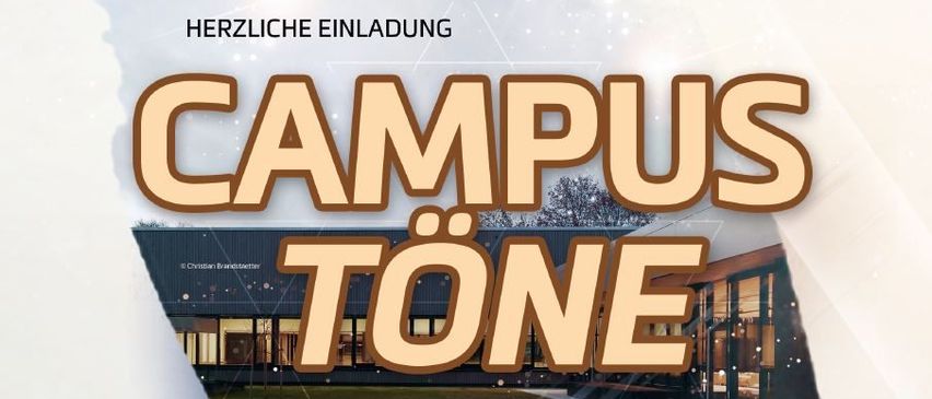 Plakat mit 'Campus Tone' in großer brauner Schrift. Darunter steht 'Musikschule trifft Campus Moosburg'. Im Hintergrund ist ein Gebäude mit Glastüren zu sehen.